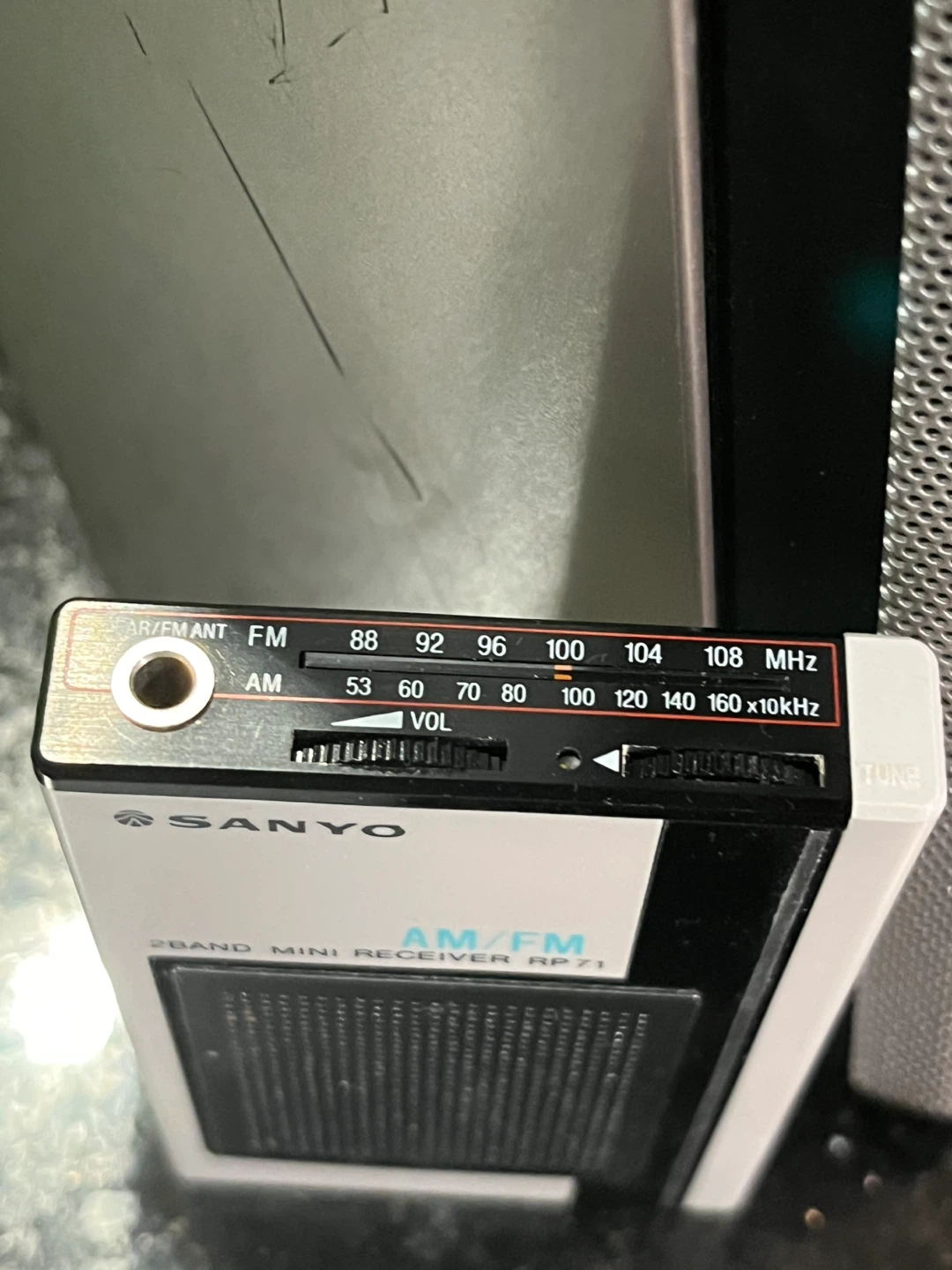 Sanyo RP71 AM/FM Mini Receiver - photo 3