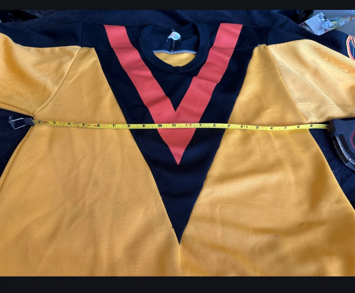 Vintage Vancouver Canucks "Flying V" CCM Jersey - photo 4