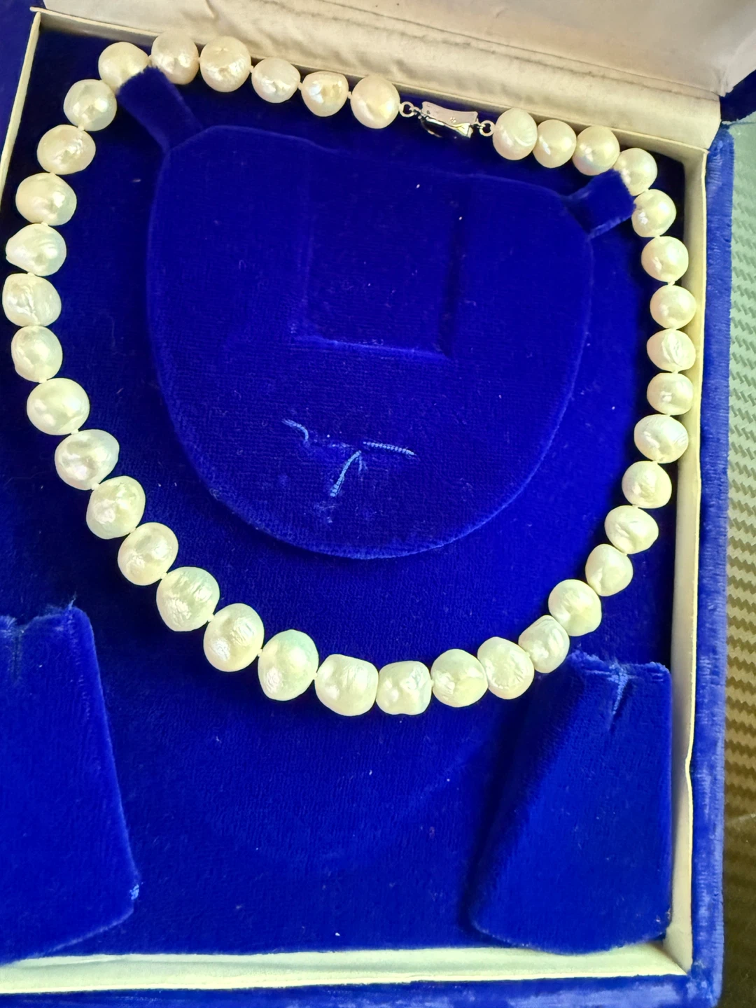 Elegant white pearl necklace