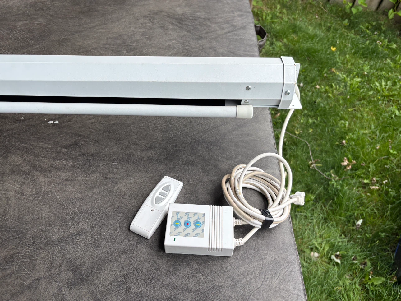 MW-Electric 100" Projector Screen PSA-100A with RF Remote - photo 2