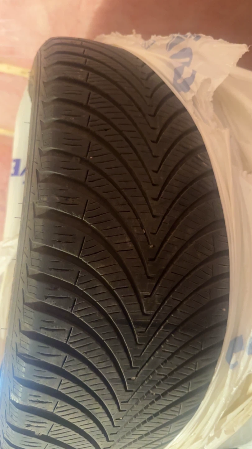 225/45 ZR18 95W Tire ( kumho )