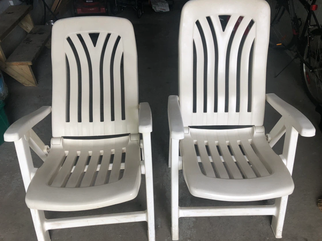 4 Plastic Deck Chairs