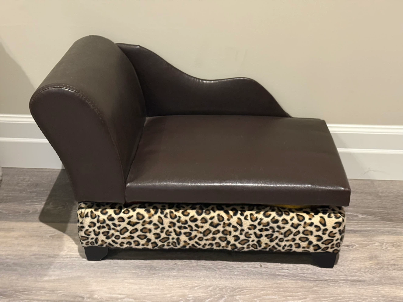 Fancy dog bed/chaise in excellent condition!