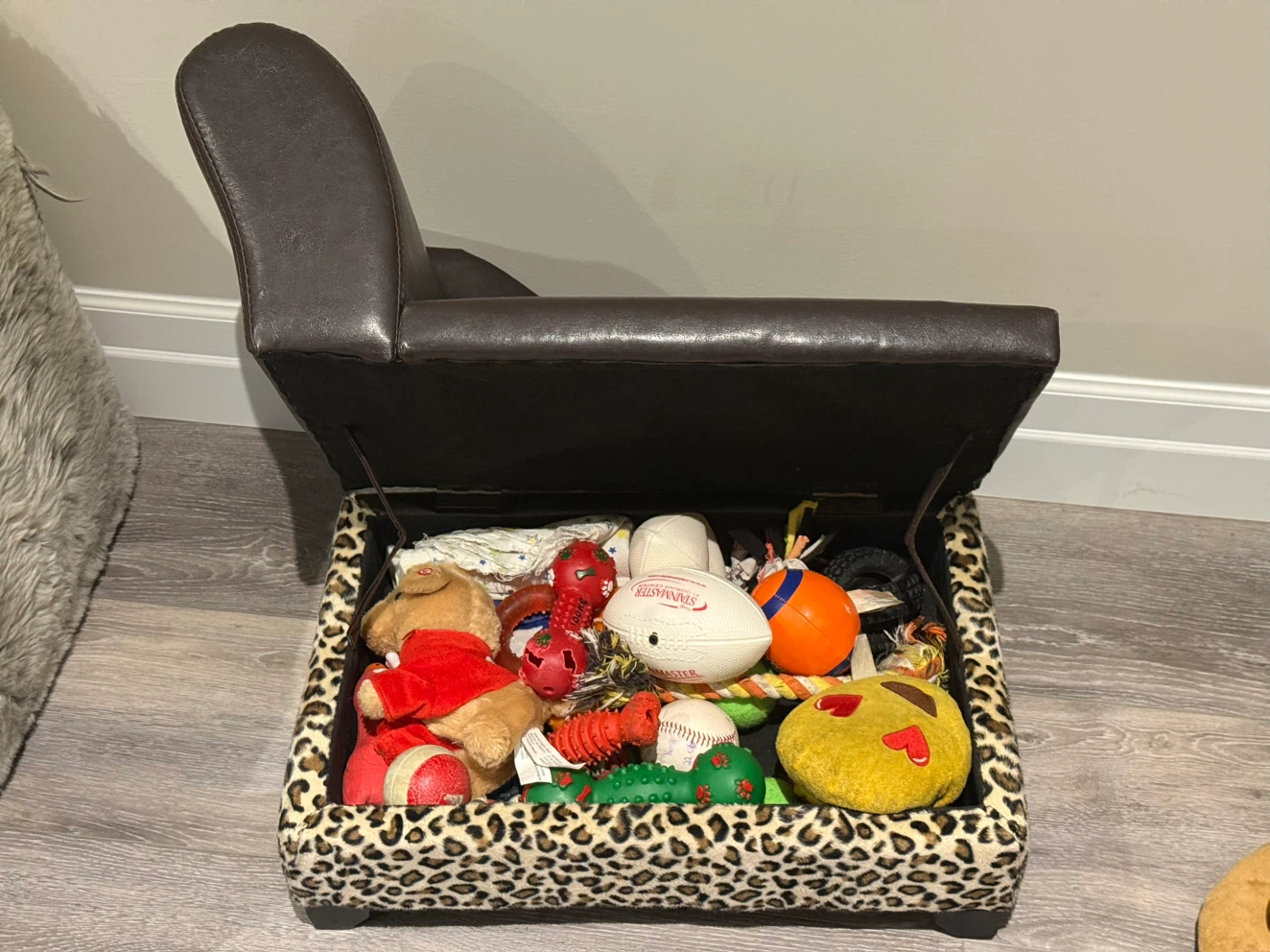 Fancy dog bed/chaise in excellent condition! - photo 2