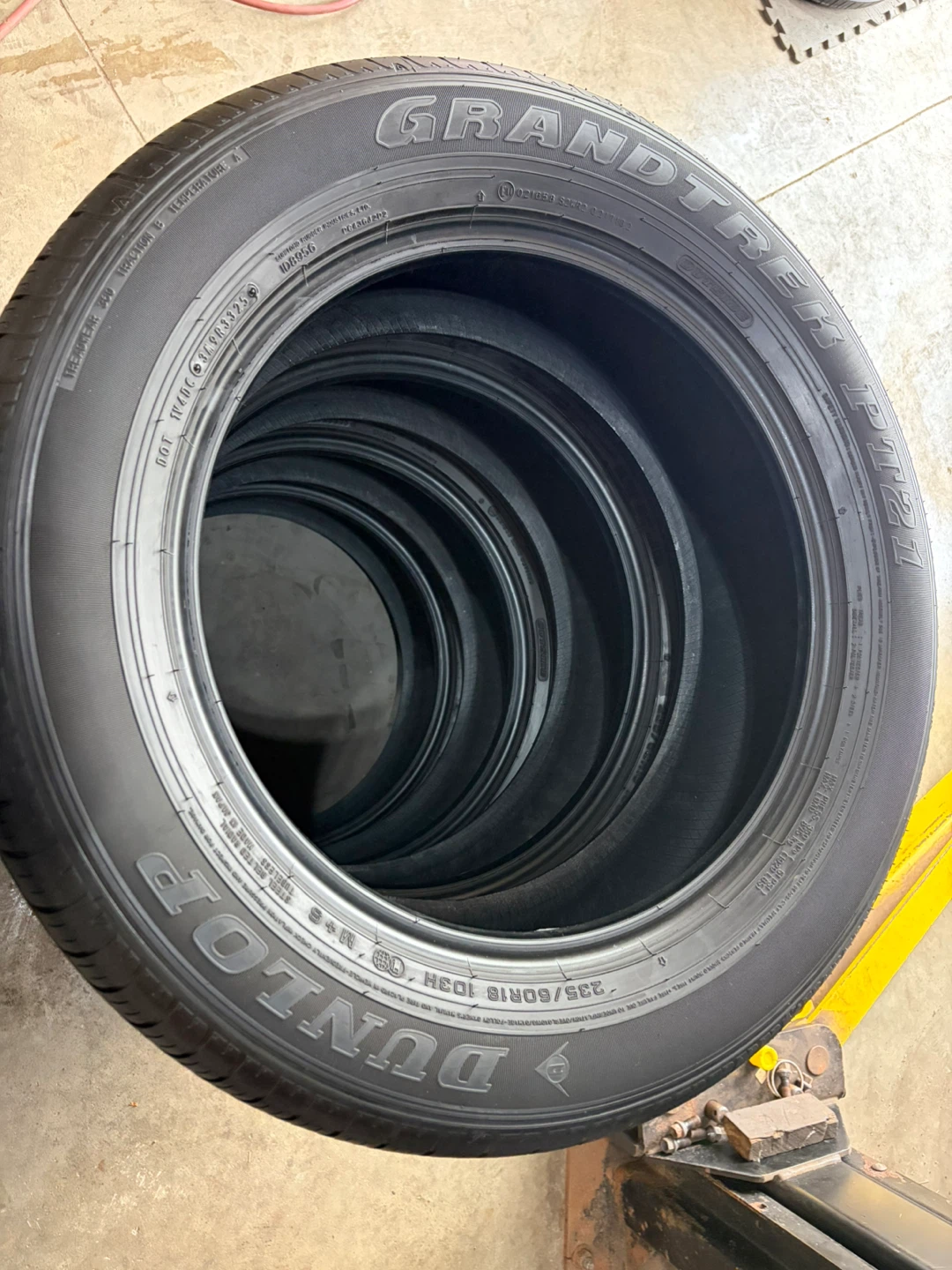235/60/18 Dunlop set of 4 tires - photo 2