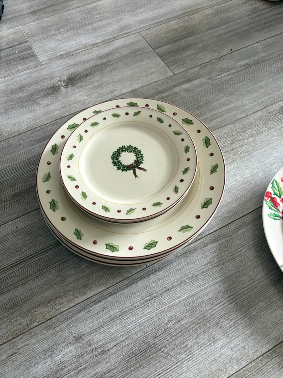 Christmas Themed Dinner Plates Set - photo 2