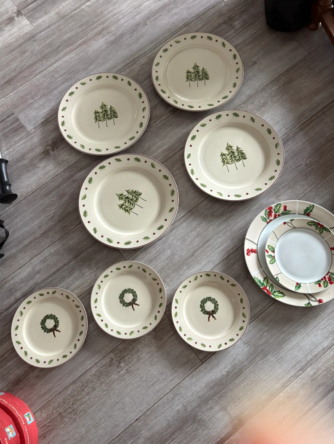 Christmas Themed Dinner Plates Set