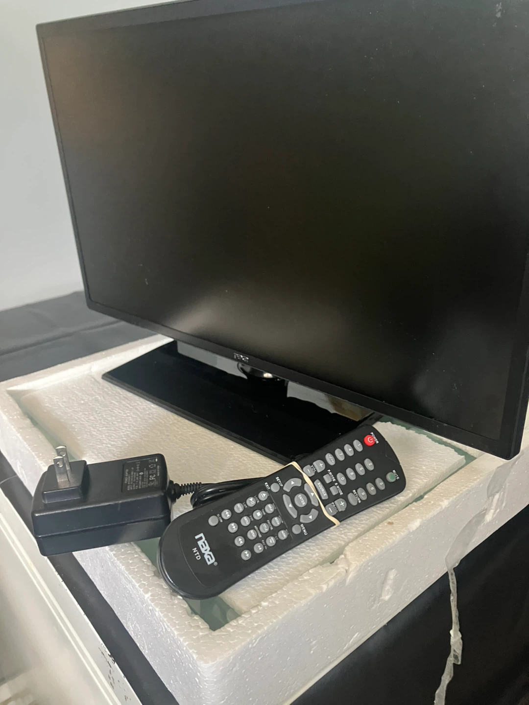 RCA 32" LED TV - photo 2