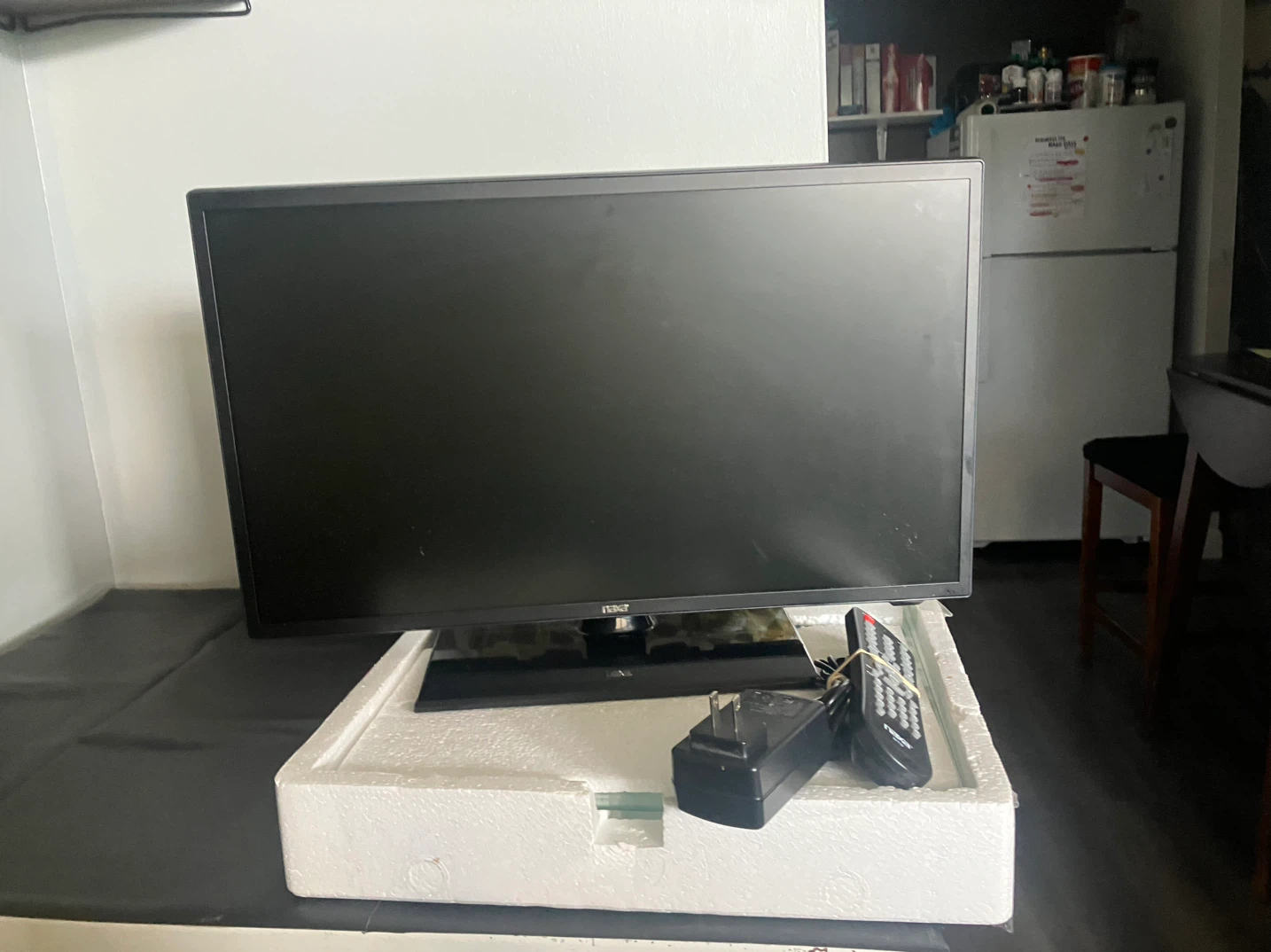 RCA 32" LED TV - photo 4