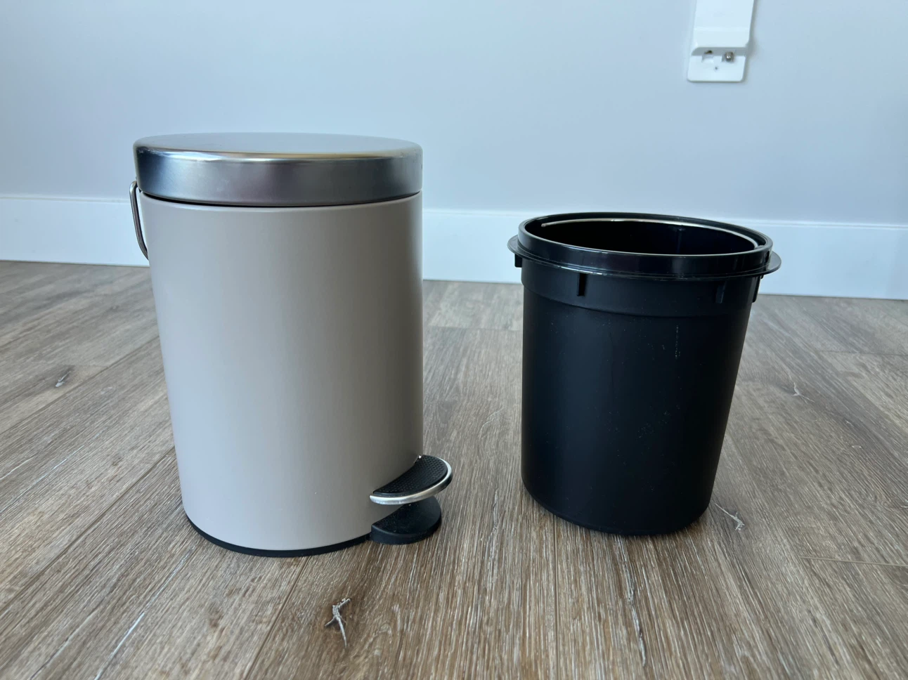 Beige Metal Step Trash Can, 3 liters