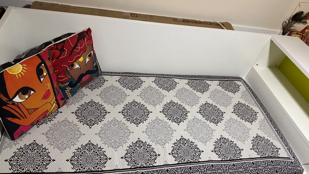 Daybed with Trundle & Storage – Excellent Condition