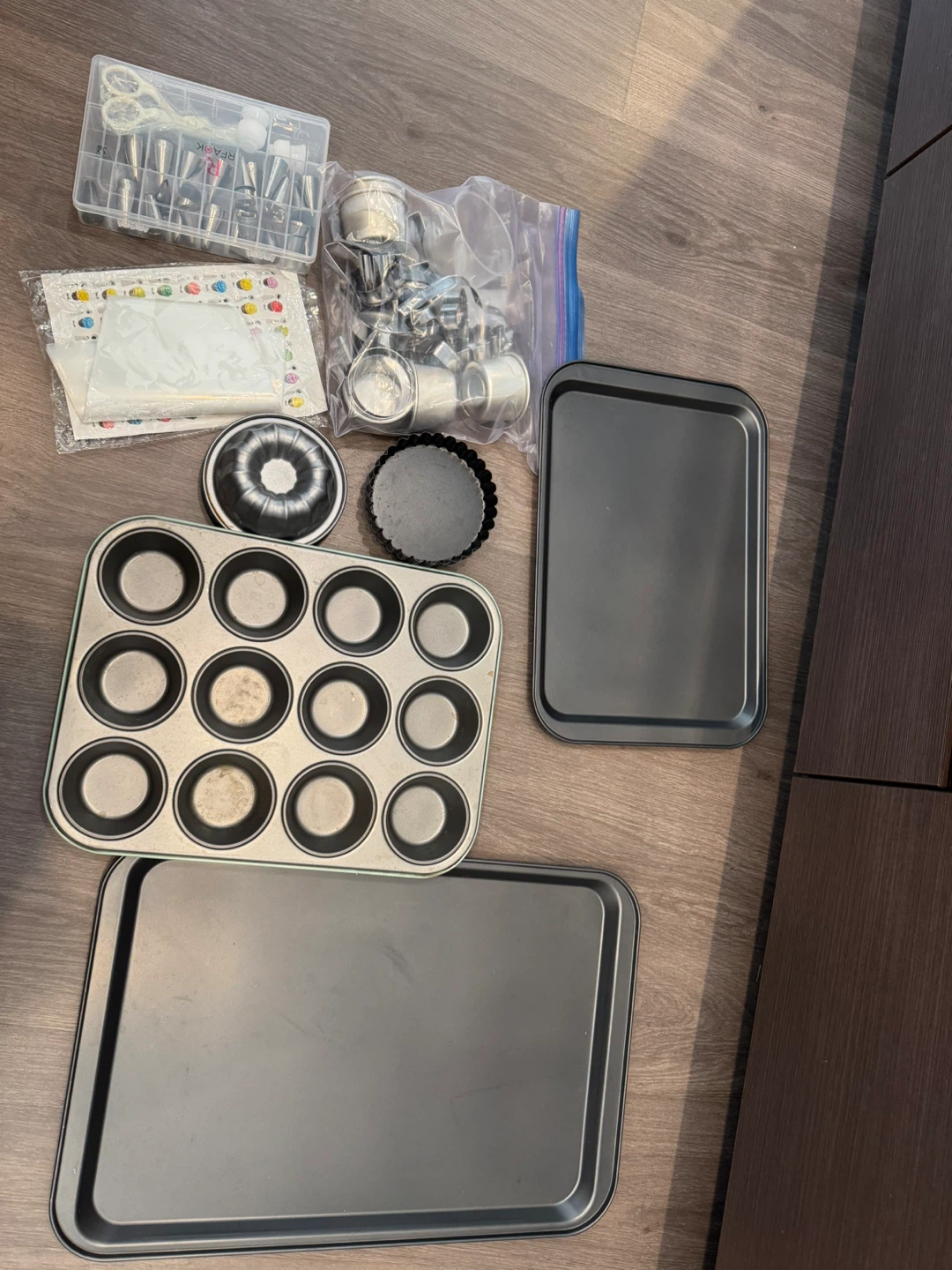 Baking Pan and Decorating Tool Set