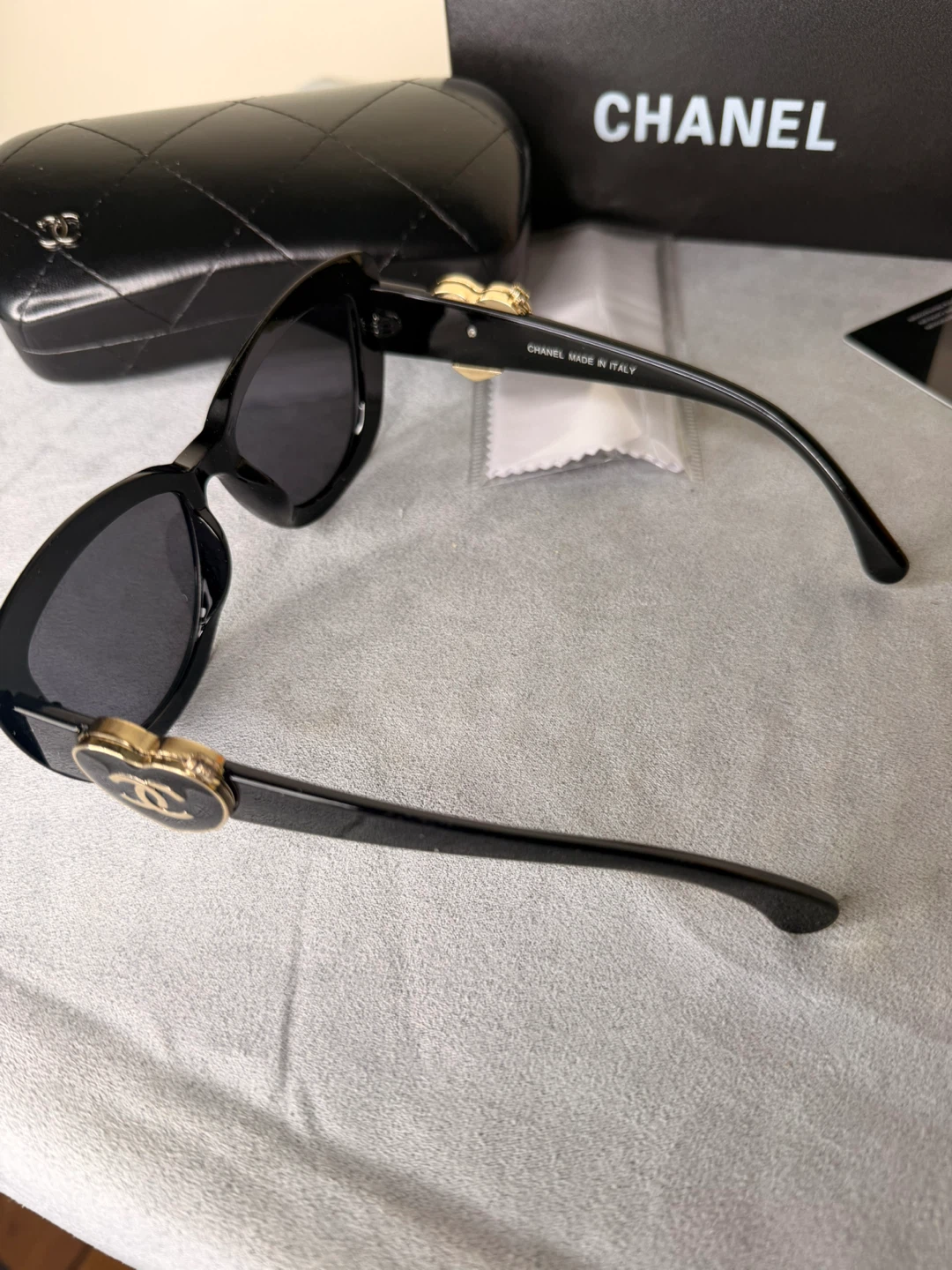 CHANEL Black Cat-Eye Sunglasses with Gold Heart Detail - photo 2