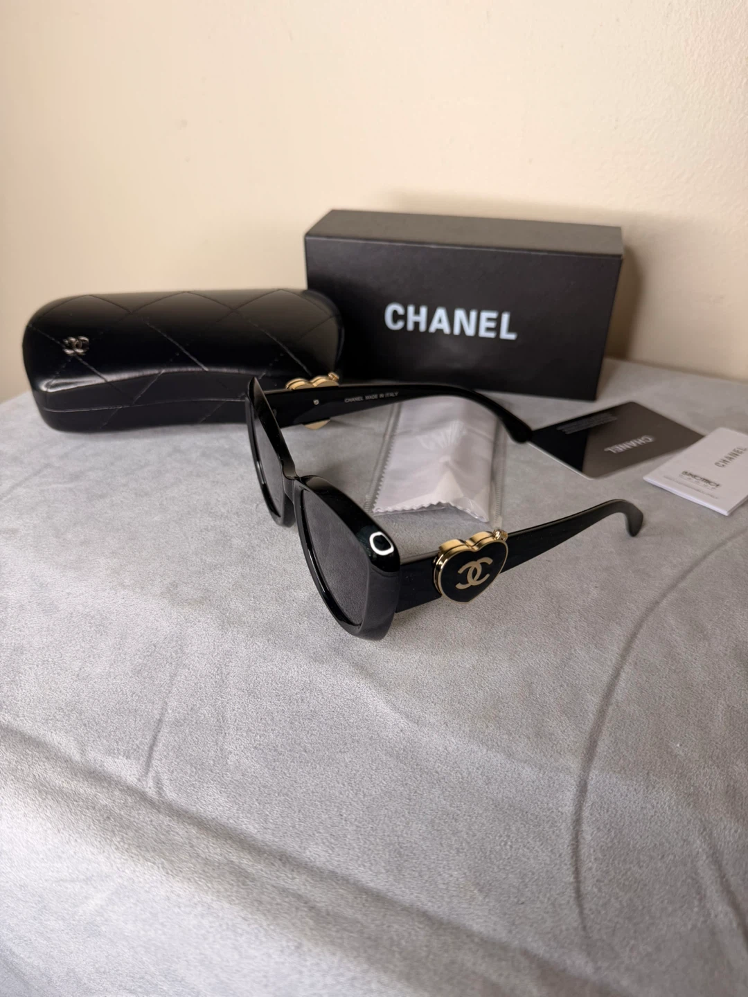 CHANEL Black Cat-Eye Sunglasses with Gold Heart Detail - photo 4
