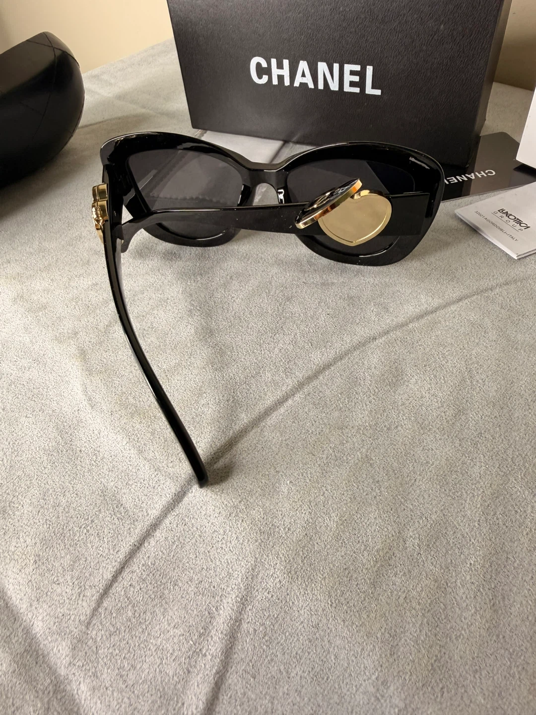 CHANEL Black Cat-Eye Sunglasses with Gold Heart Detail - photo 5