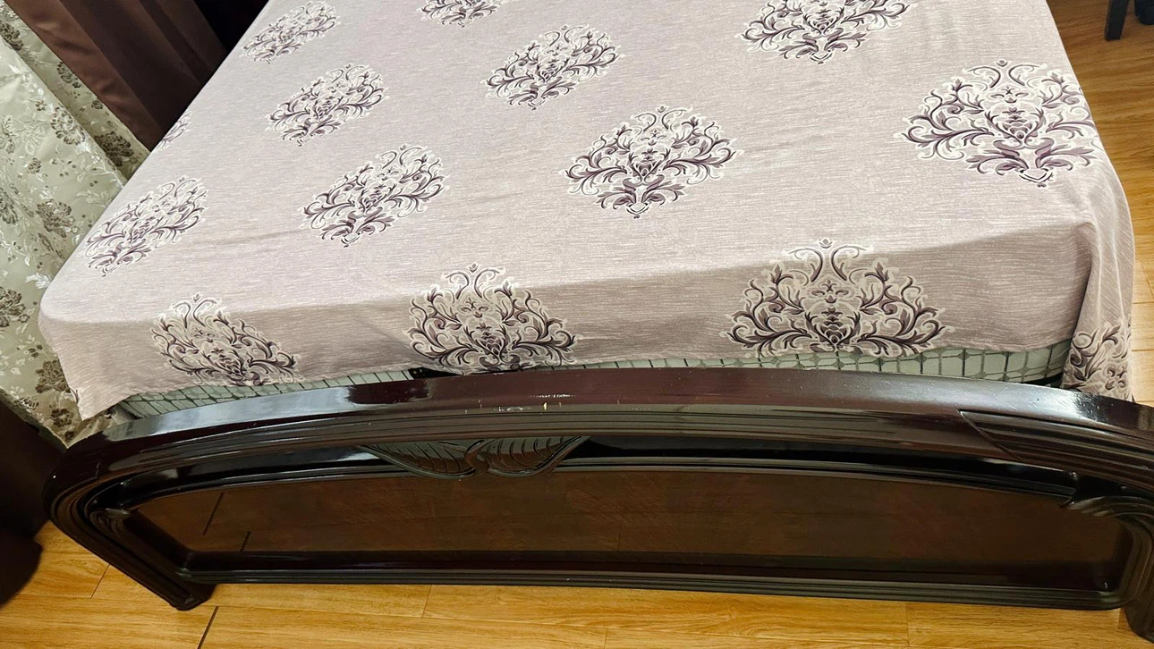 Dark Wood Queen Bed Frame – Excellent Condition - photo 3