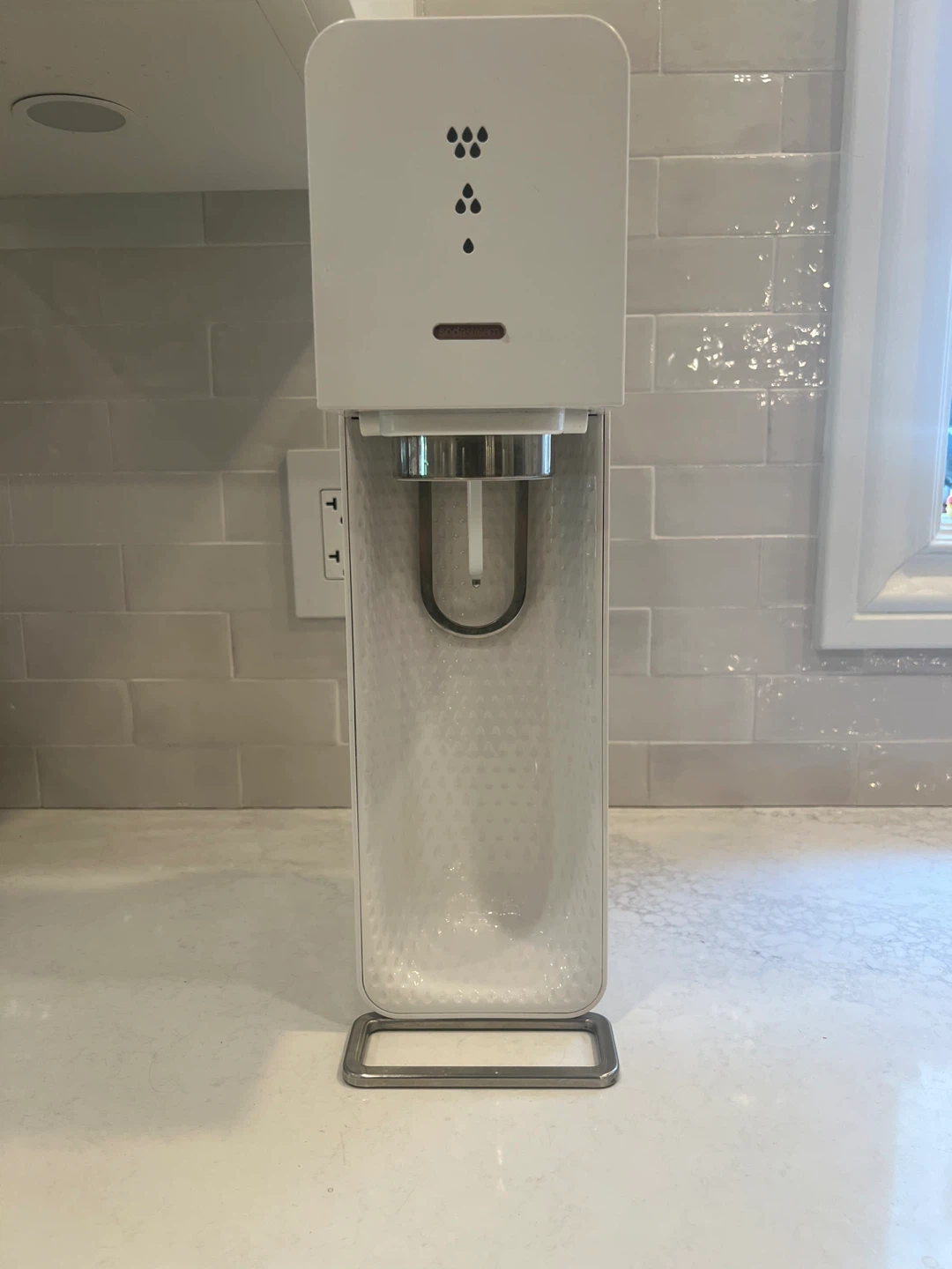 White SodaStream Fizzi Sparkling Water Maker