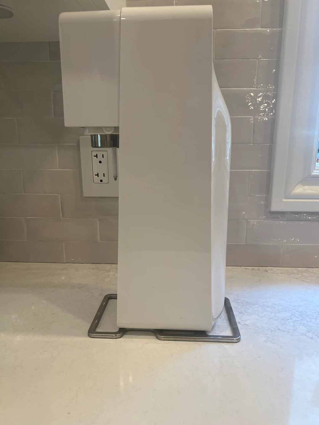 White SodaStream Fizzi Sparkling Water Maker - photo 2
