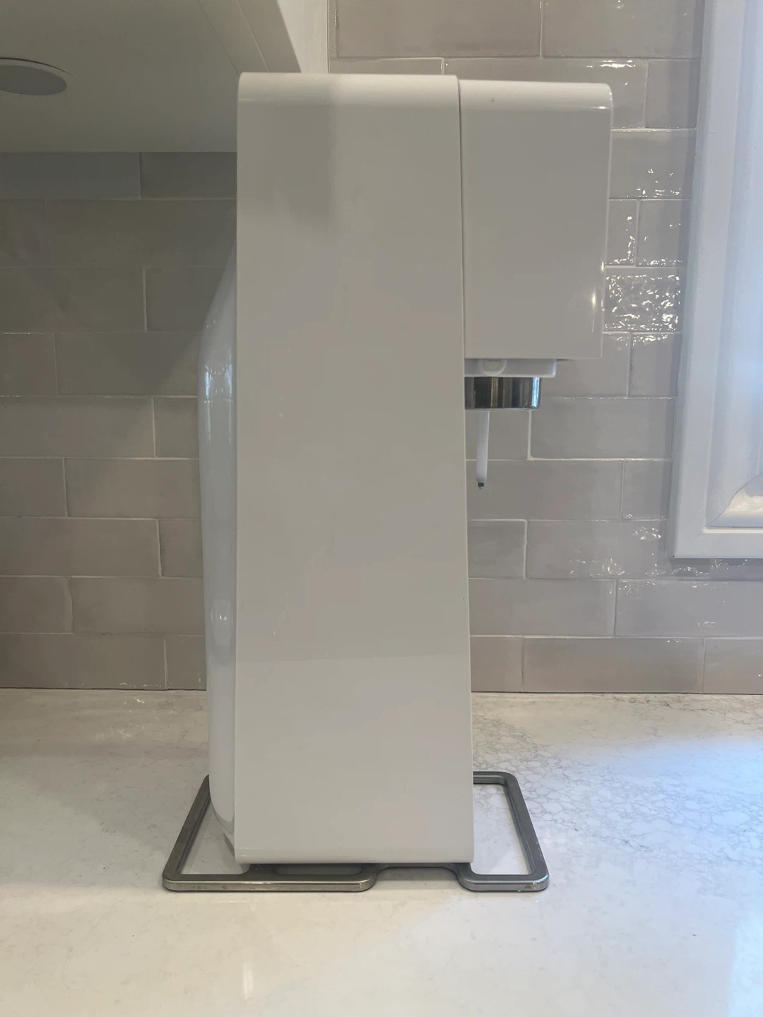 White SodaStream Fizzi Sparkling Water Maker - photo 3
