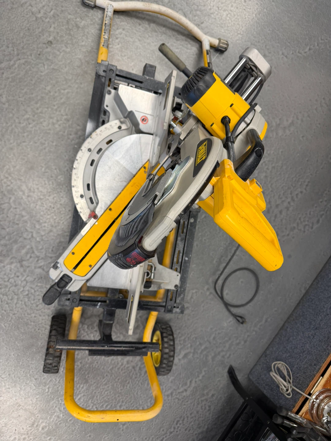 DEWALT DWS780 Compound Miter Saw - photo 3