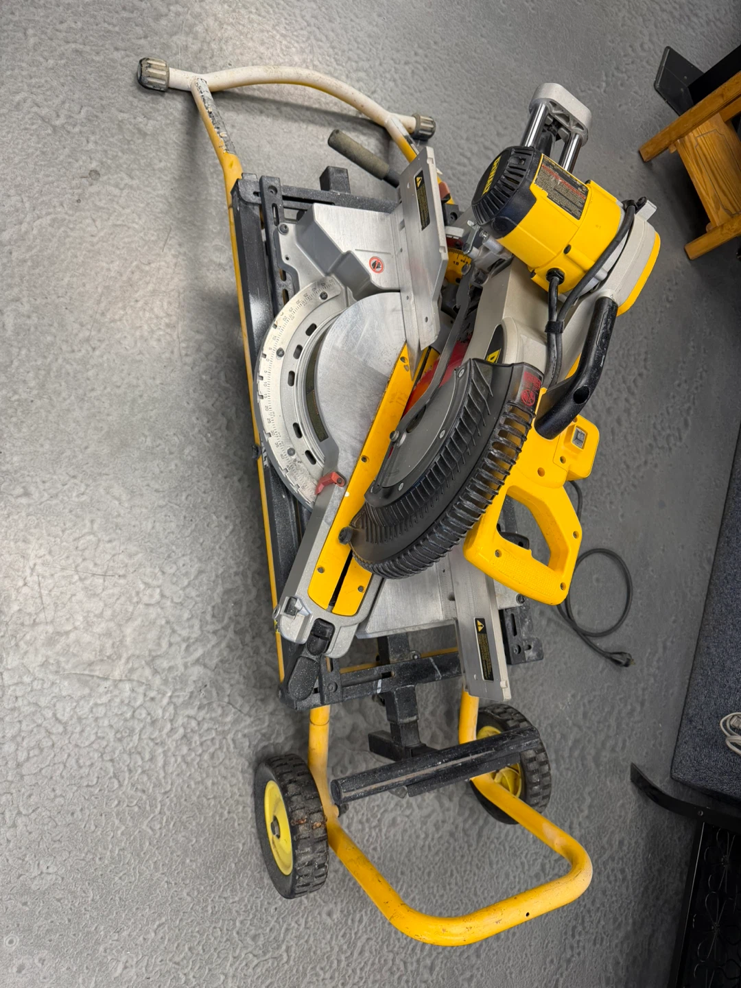 DEWALT DWS780 Compound Miter Saw - photo 4