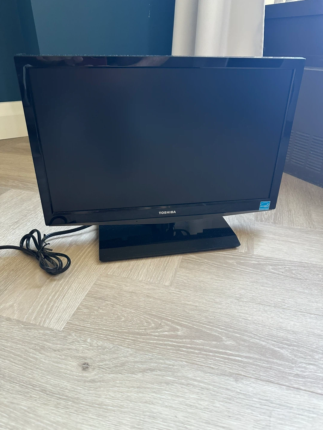 Black Toshiba 19-inch TV