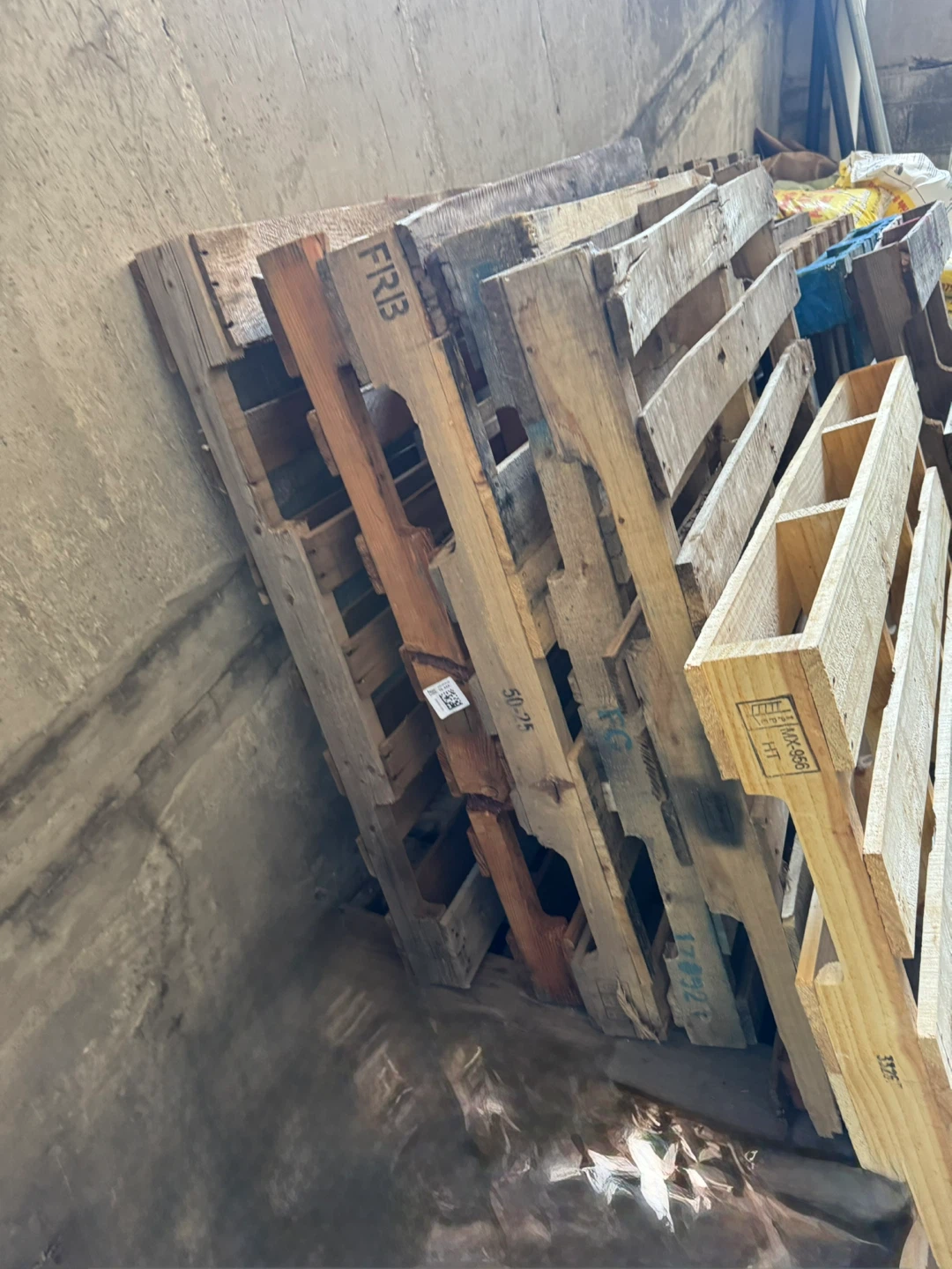 12 wood pallets everything 10$ cash