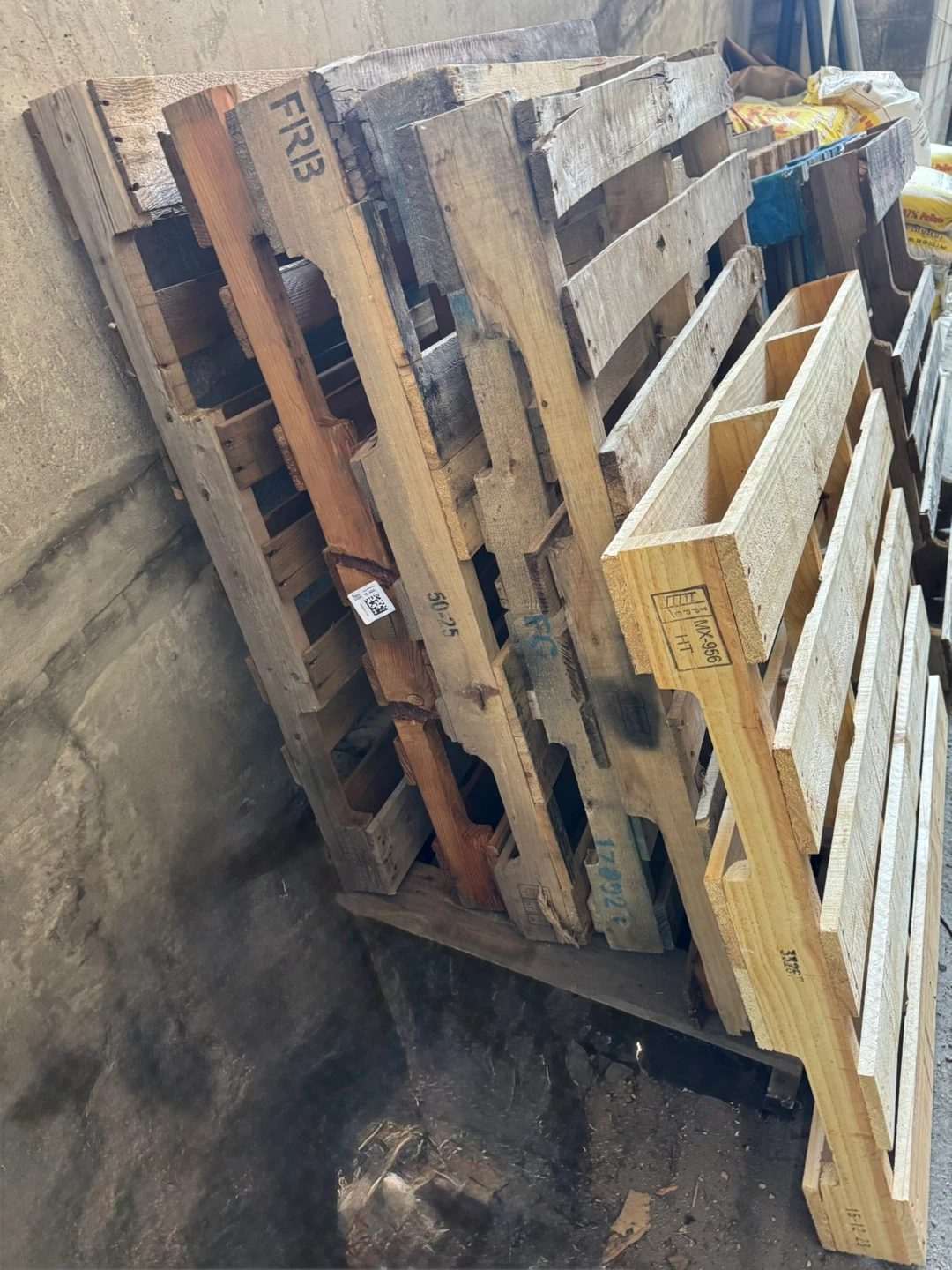12 wood pallets everything 10$ cash - photo 2