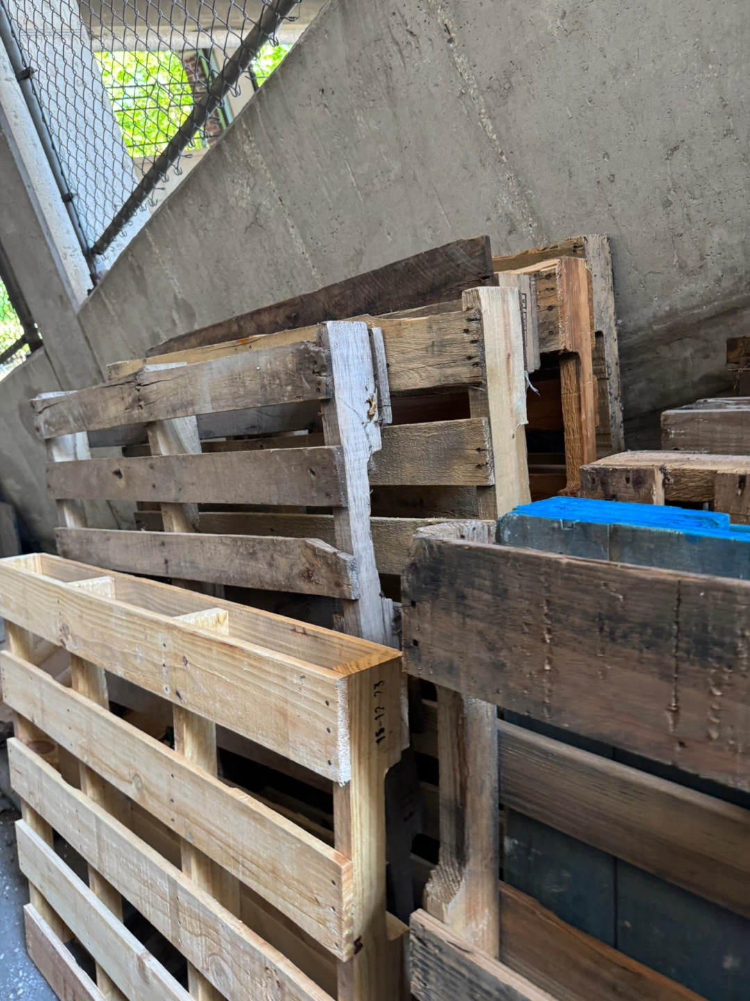 12 wood pallets everything 10$ cash - photo 5