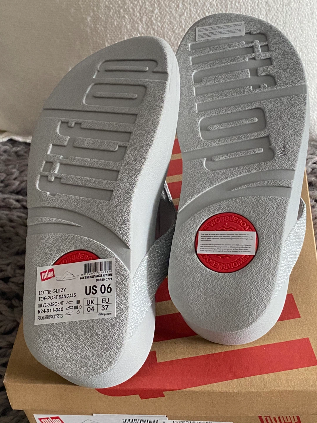 FitFlop Lottie Gutzey Flip-Flop Sandals Silver Size US 6 - photo 3