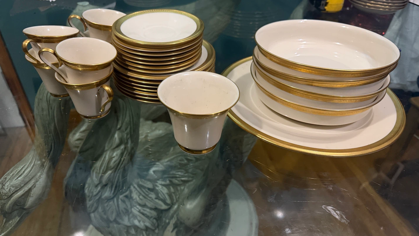 Lenox China "Aristocrat" Dinner Plates / Gold Encrusted Band - photo 2