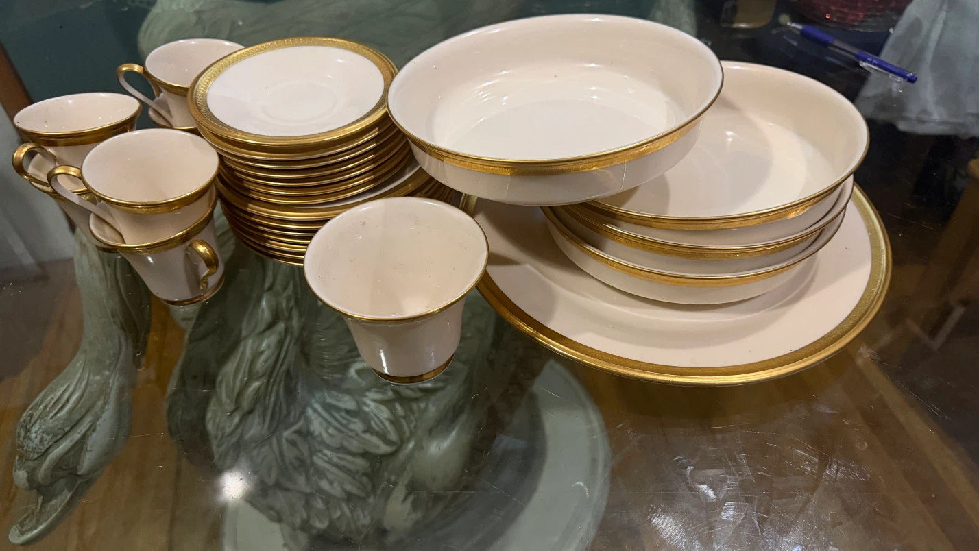 Lenox China "Aristocrat" Dinner Plates / Gold Encrusted Band - photo 3