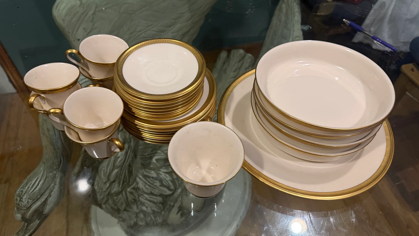 Lenox China "Aristocrat" Dinner Plates / Gold Encrusted Band - photo 4