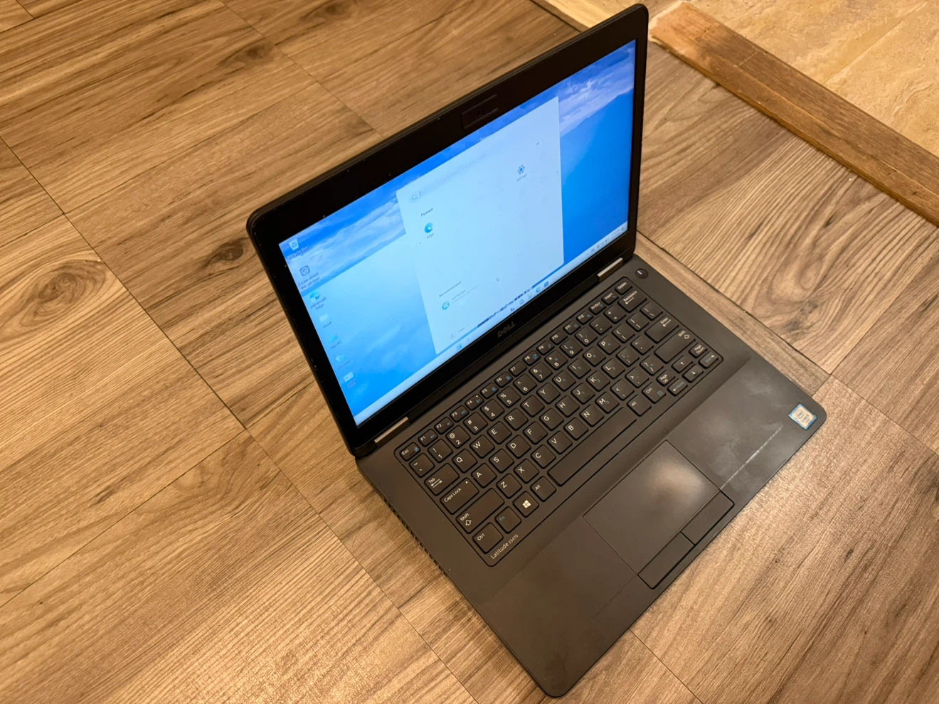 Dell Latitude 7400 Laptop - photo 3