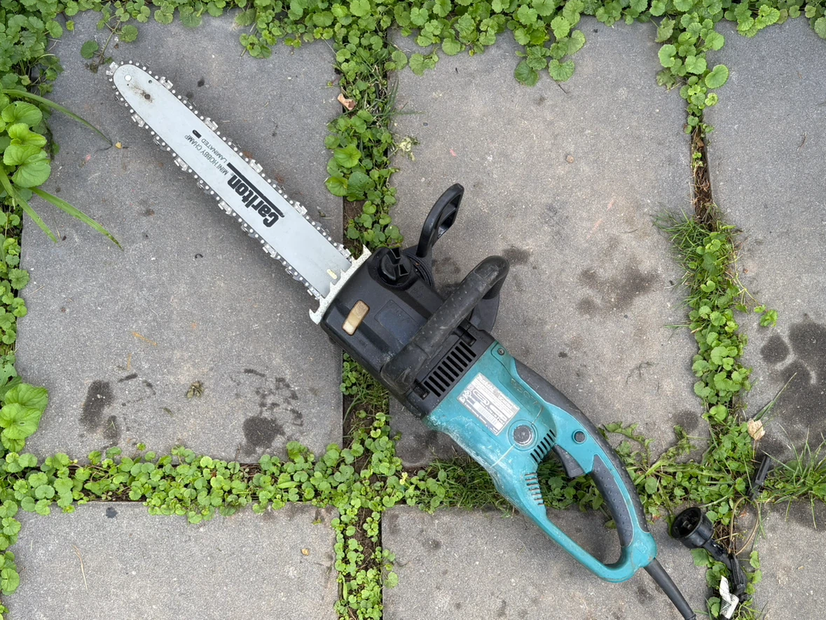 Makita Electric Chainsaw - photo 2
