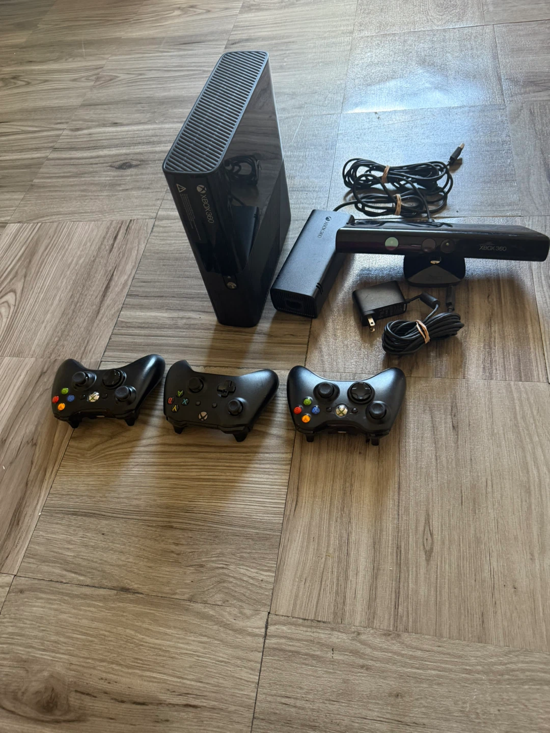 Xbox 360 Console Bundle with Kinect and Controllers - photo 2