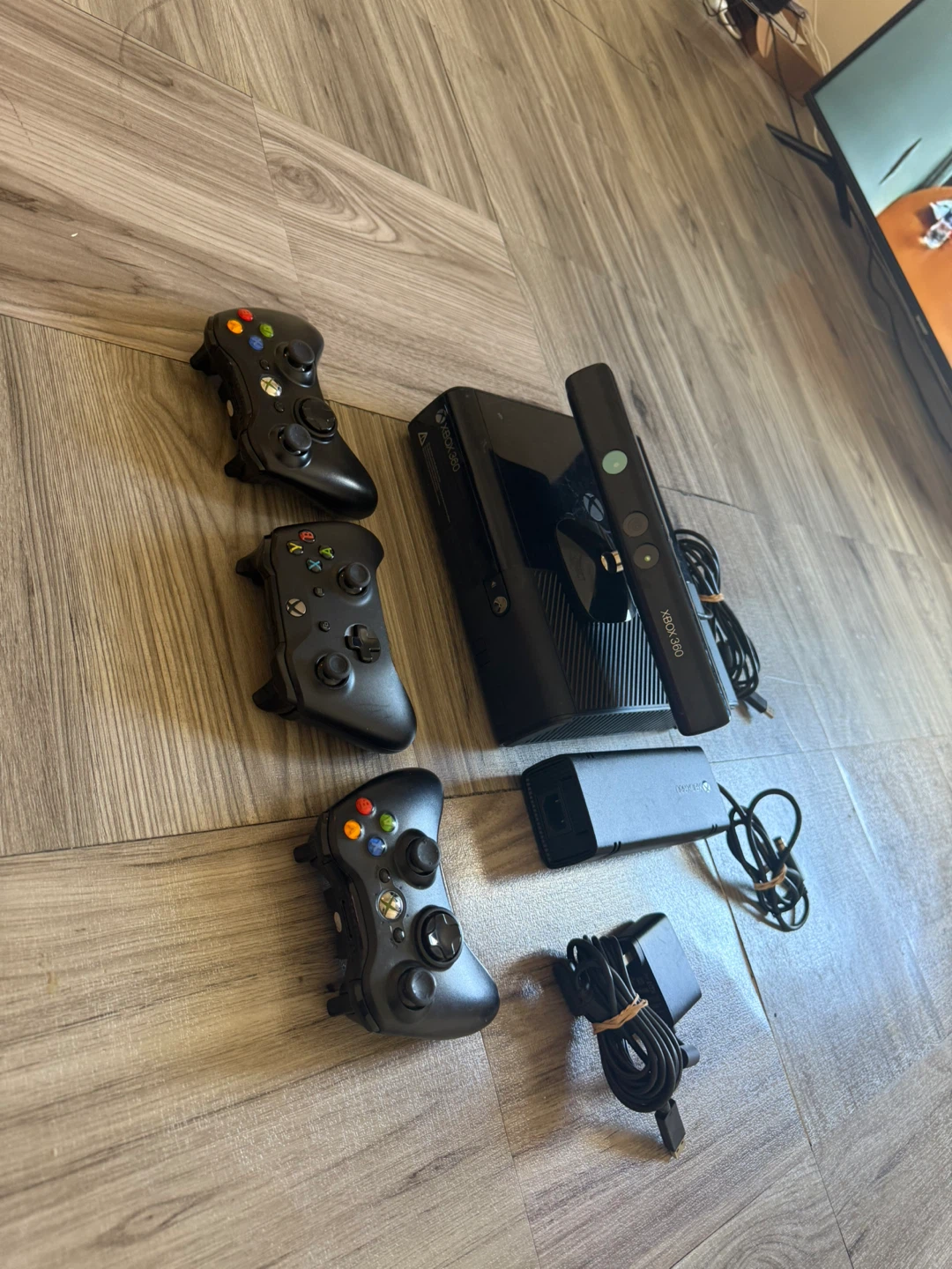 Xbox 360 Console Bundle with Kinect and Controllers - photo 3