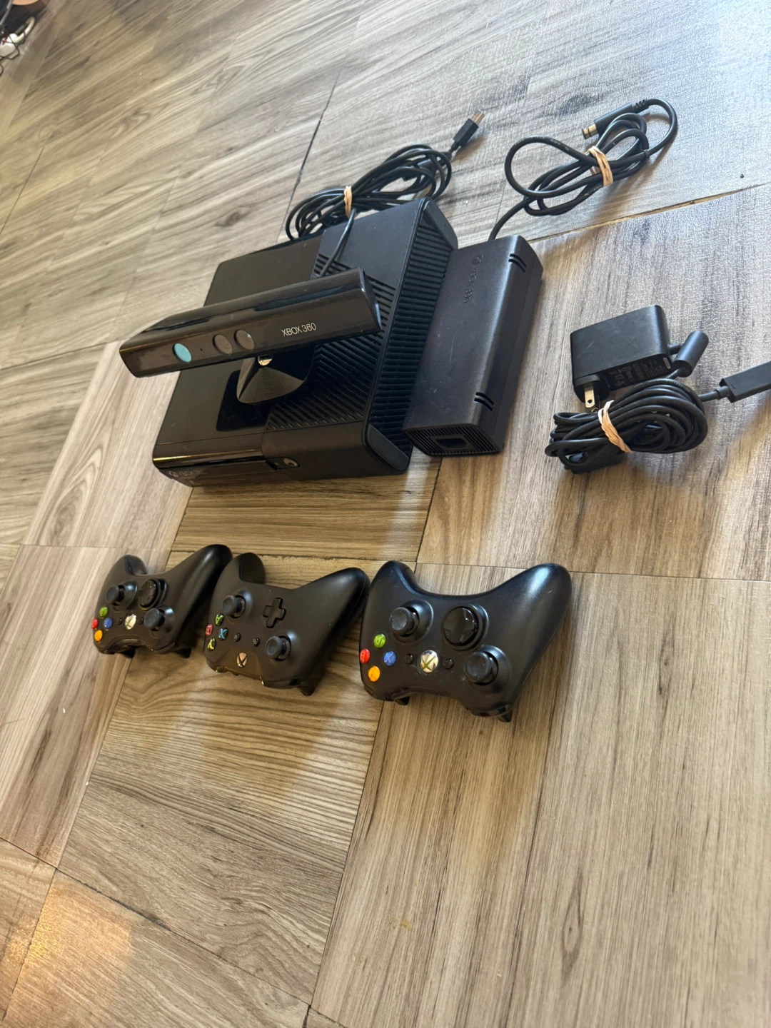 Xbox 360 Console Bundle with Kinect and Controllers - photo 4