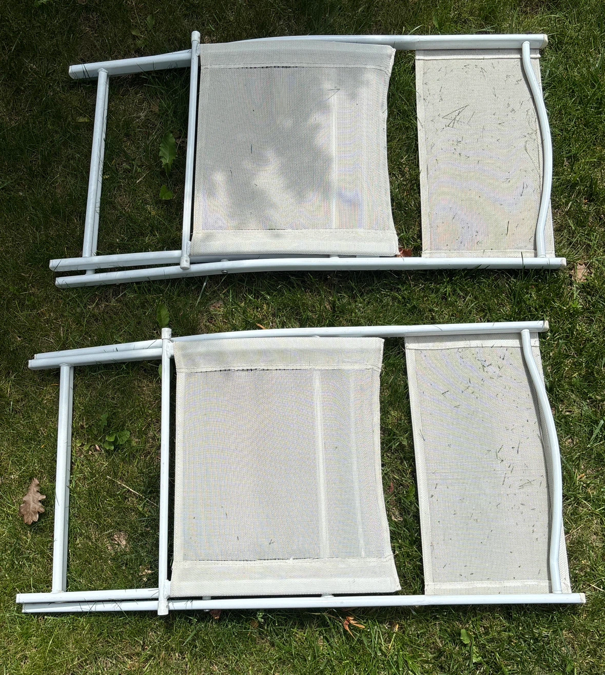 Pair of beautiful white folding chairs - photo 3