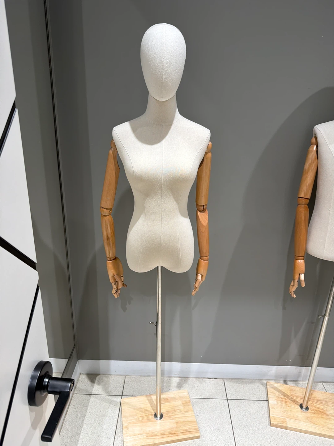 Tailor's Mannequin with Articulated Wooden Arms - photo 2