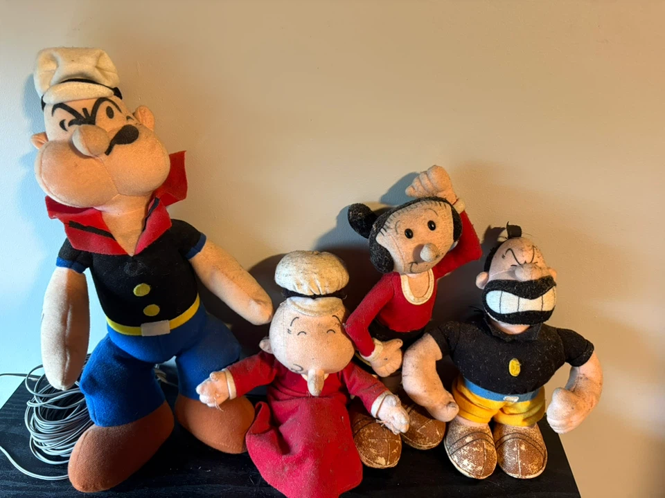 Action figures and fingerboards with plushes - photo 2