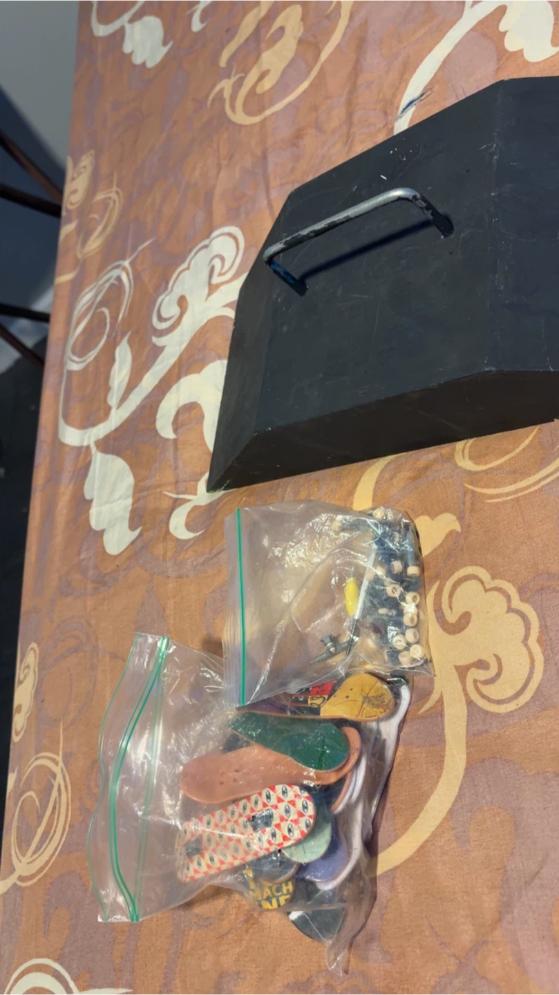 Action figures and fingerboards with plushes - photo 3