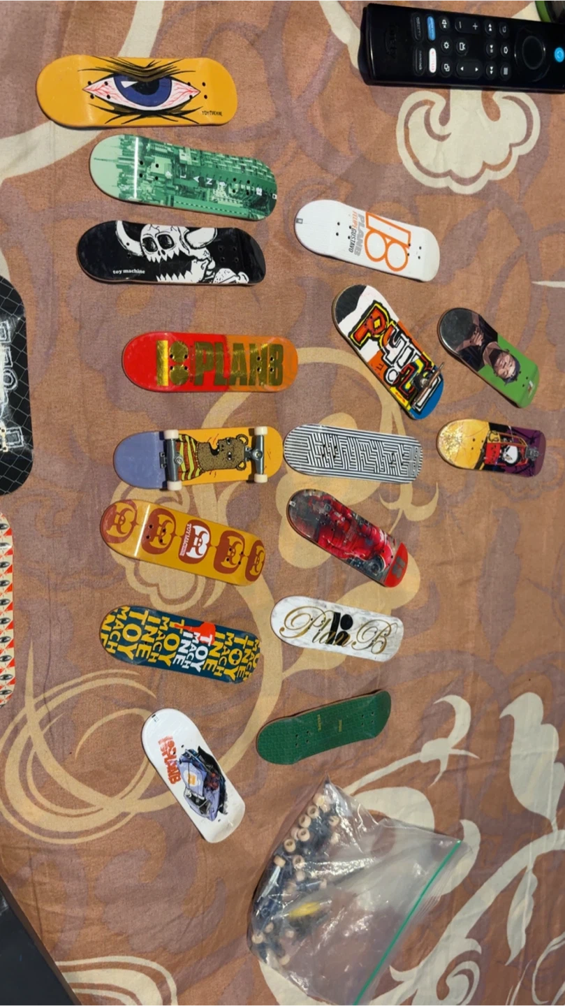 Action figures and fingerboards with plushes - photo 4