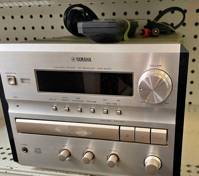 YAMAHA STEREO RECEIVER w/ AUX