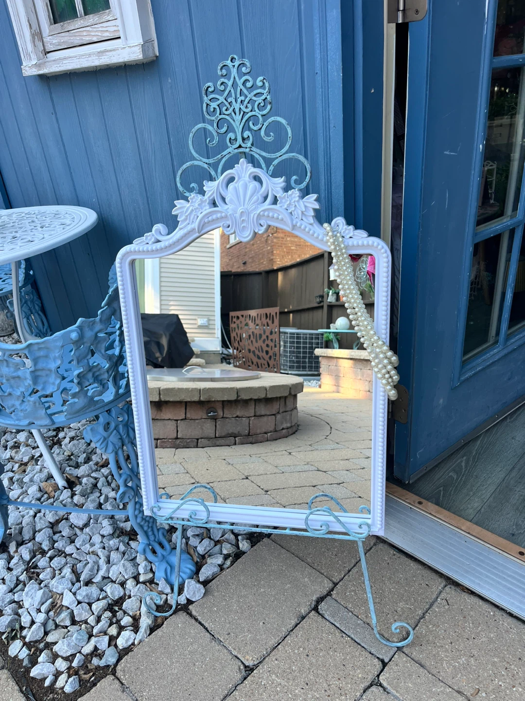 PRETTY WHITE MIRROR