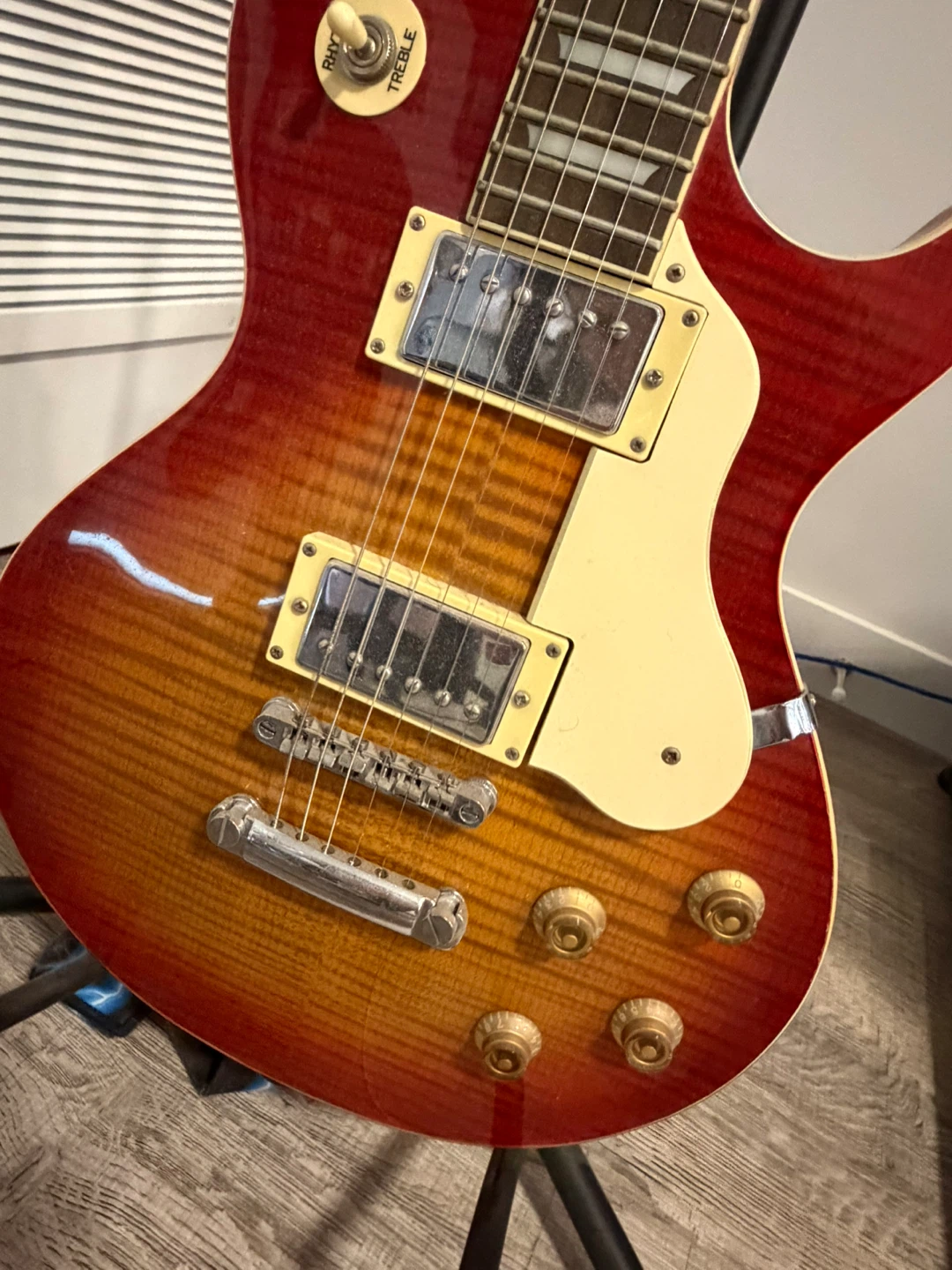 Electric guitar - photo 2