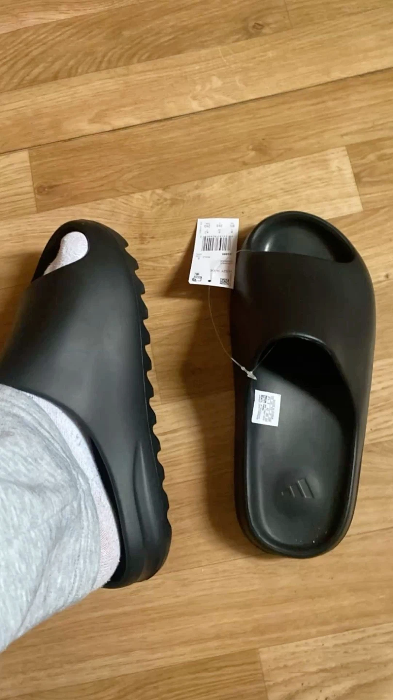Yeezy slides - photo 2