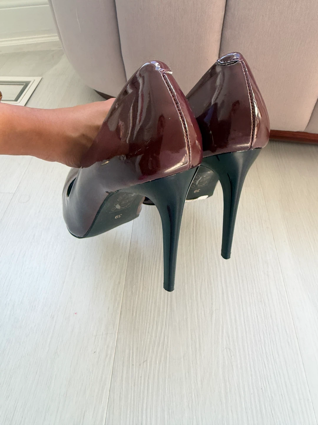 Le Château Burgundy Patent Heels Size 39/8 - photo 3
