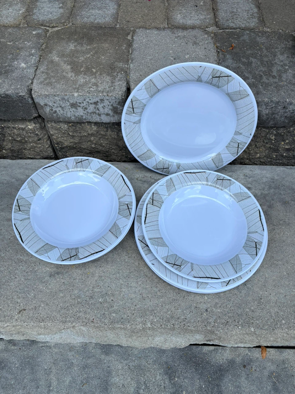 Set of 12 White Plates with Leaf Design - photo 2