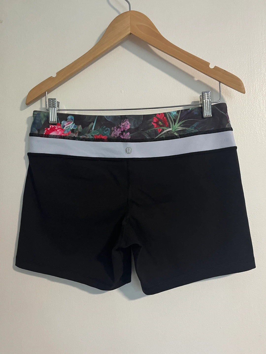 Vintage Lululemon Black Floral Shorts - Size 10 - photo 2